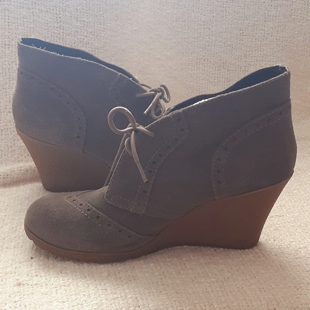 MIA Pampa Suede Wedge Gray Booties 8.5